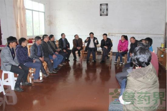 荔波县人大率联系村群众外出学习养殖经验